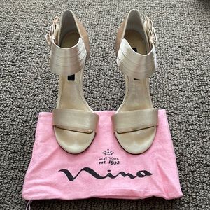 Nina Crystal Bow Heels Size 7